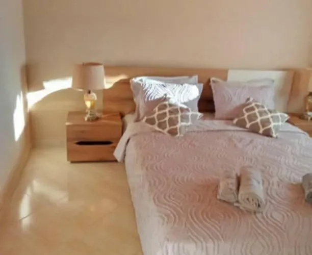 Dinas House 3 *